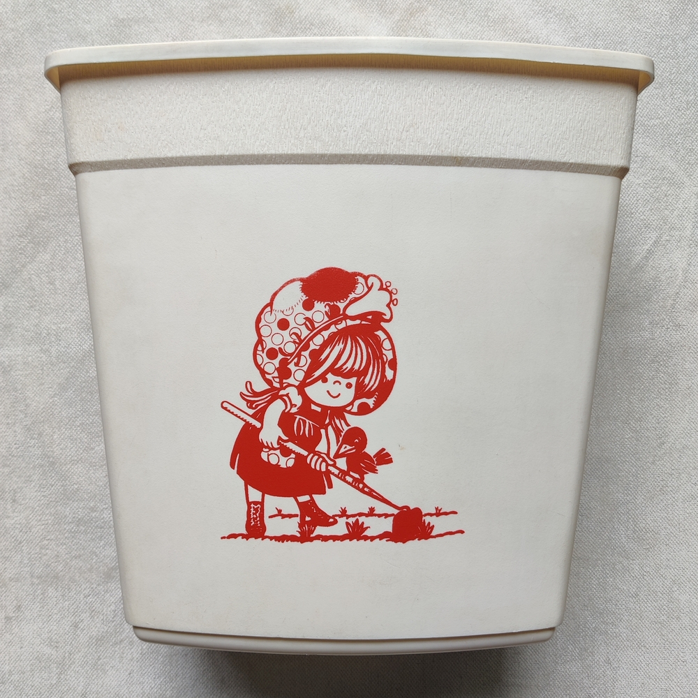 Vintage Strawberry Shortcake Holly Hobbie Trash Can Plastic Red Graphics 70s 80s